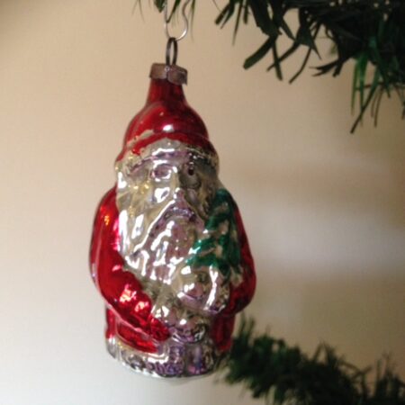 Oude kerstbal van dun glas een hangende Kerstman in rood pak jaren 1950