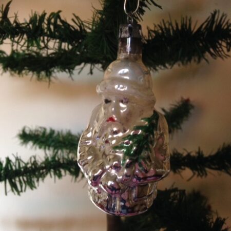 Antieke oude Kerstman van dun geblazen gepatineerd glas in zilver 1e helft 1900