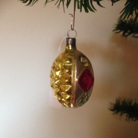 Mooie antieke kerstbal een lampion met relief in geel en roze van rond 1900