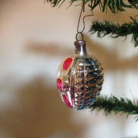 Antieke kerstbal een lampion in zilver, blauw en roze van rond 1900