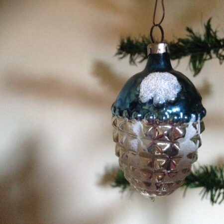 Antieke kerstbal een gestyleerde eikel in zilver en blauw 1e kwart 1900