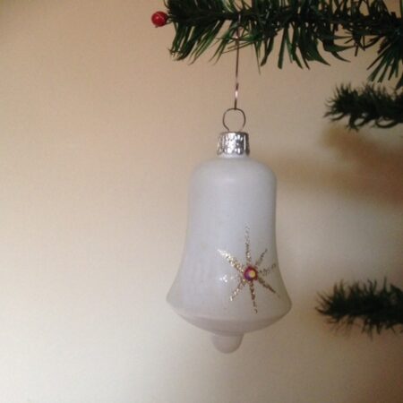 Oude kerstklok van wit melkglas met rode steentjes uit de seventies