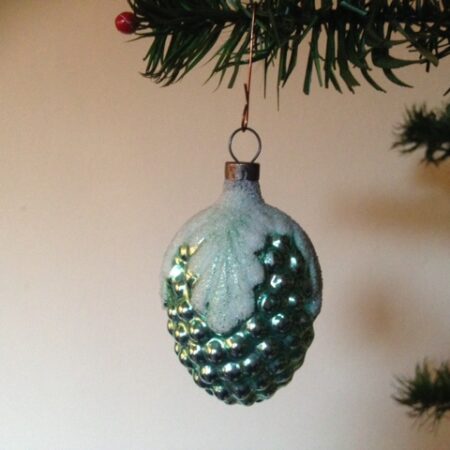 Antieke vliesdunne kerstbal een vrucht, druif in blauw/groen