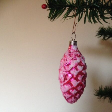 Oude antieke kerstbal een roze dennenappel van dun glas jaren 1930