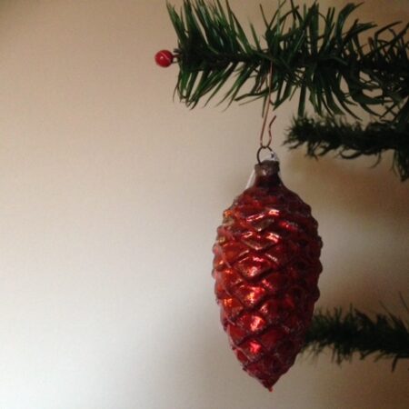 Mooie oude kerstbal een dennenappel van dun geblazen glas in rood 1e helft 1900