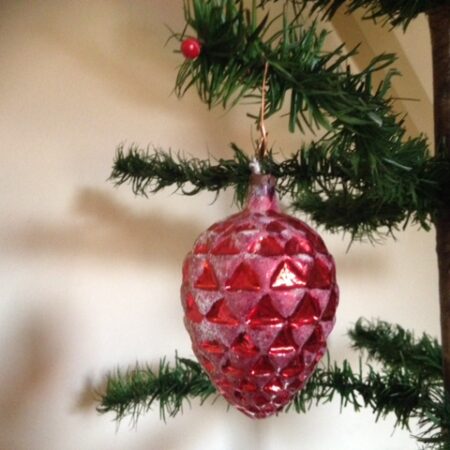 Antieke kerstbal een rode dennenappel met veel relief van vliesdun glas