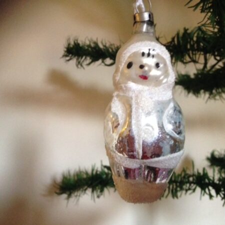 Oude kerstbal een eskimo meisje