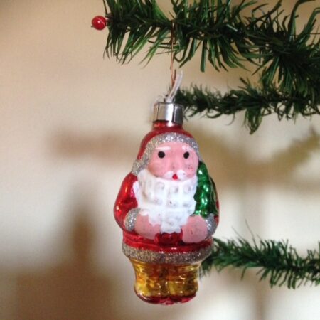 Een kerstbal van geblazen glas een flinke, vrolijke kerstman