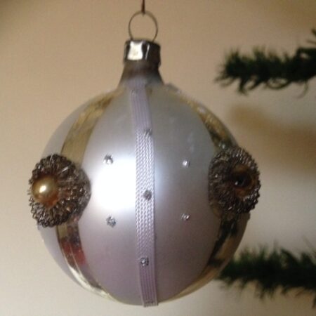 antieke oude kerstbal met zilver en goud draad en band 1e helft 1900