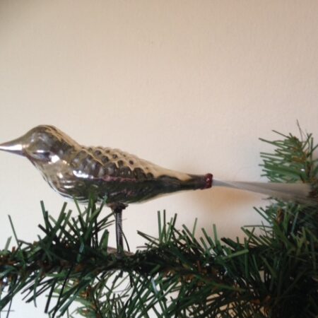 Antieke of oude kerstbal een vogel van dun geblazen glas in zilver