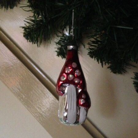 Antieke oude kerstbal een paddenstoel met kleintje rood met witte stippen