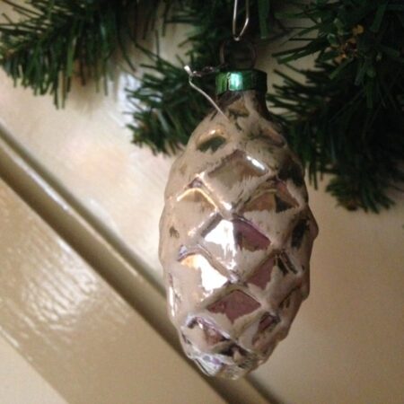 Antieke oude dennenappel voor de kerstboom