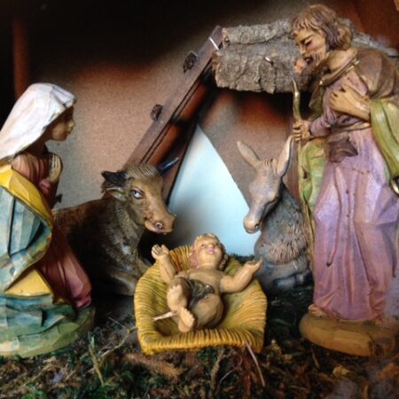 Oude kerststal met grote kerstgroep van early plastic uit de jaren 1950-1960