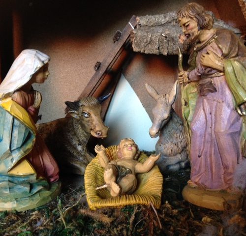 Oude kerststal met grote figuren van early plastic uit de jaren 1950-1960