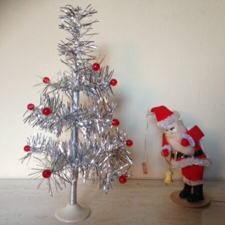 Antieke, oude mini kerstboom van tinsel met versiering van glazen kralen 1950