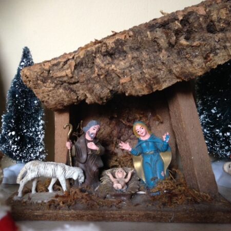 Antieke kleine retro kerststal met 4 delige kerstgroep van early plastic uit de jaren 1950-1960