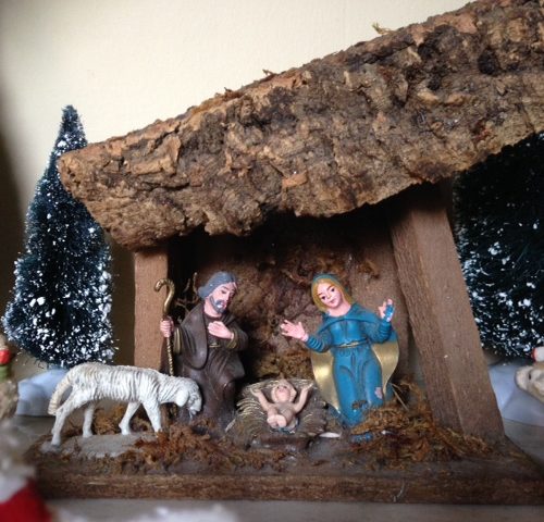 Antieke oude kleine kerststal van early plastic uit de jaren 1950-1960