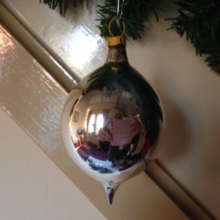 Oude kerstbal van zilver in druppel of pegel vorm