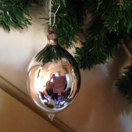Oude kerstbal van dun geblazen glas in zilver druppel vormig 1e helft 1900