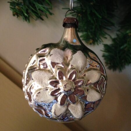Antieke kerstbal van zilver met witte bloem eerste kwart 1900