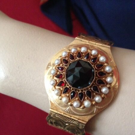 Imposante 14 kt. rosegouden armband met granaat en parels uit de jaren 1960