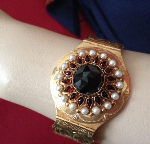 Imposante rosegouden armband met granaat en parels uit de jaren 1960