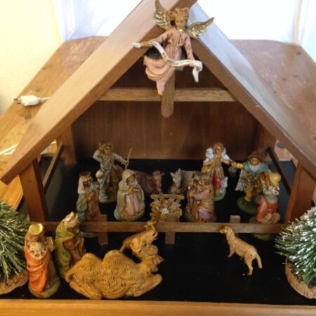 Uitgebreide kerstgroep van retro early plastic figuren in kerststal uit de jaren 1950