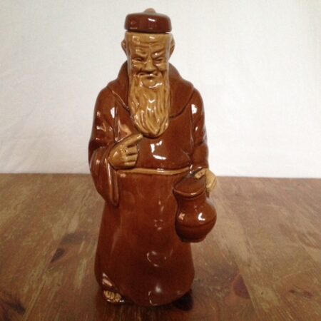 Vintage, oude antieke kruik in de vorm van een monnik met baard
