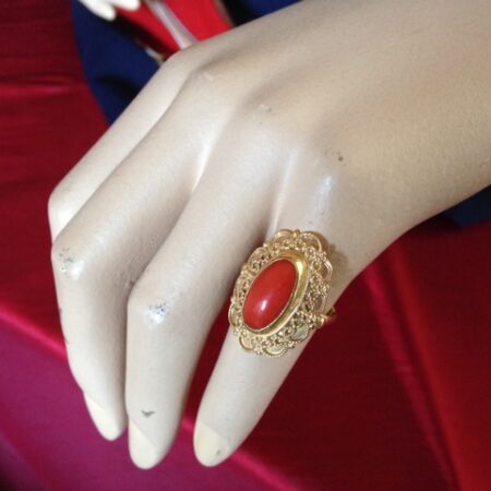 Geelgouden ring met bloedkoraal in brede gouden entourage
