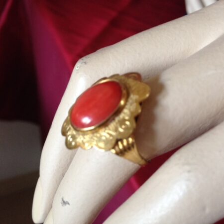 Gouden vintage bloedkoraal ring met handgravering