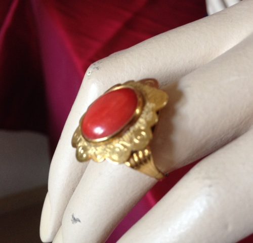 Gouden vintage bloedkoraal ring met handgravering