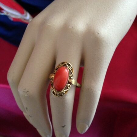 Gouden 14 kt. ring met ovale bloedkoraal uit de fifty's