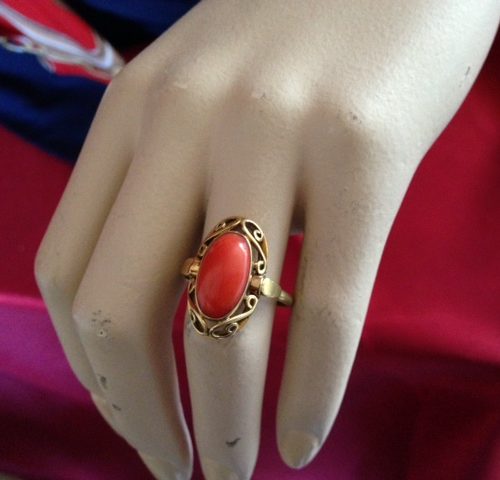 Gouden ring met ovale bloedkoraal uit de fifty’s