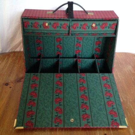 Prachtige grote retro juwelendoos met vakken en laden in rood/groen geruite stof uit de jaren 1940