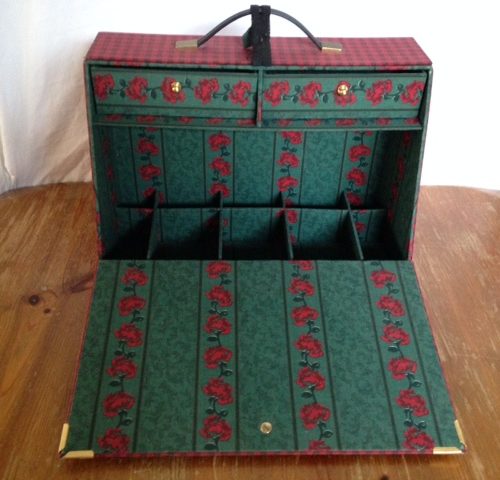Prachtige grote retro juwelendoos met vakken en laden in rood/groen geruite stof uit de jaren 1940