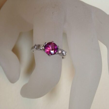 14 karaat witgouden ring met roze toermalijn en 0,20 ct. briljant geslepen diamant