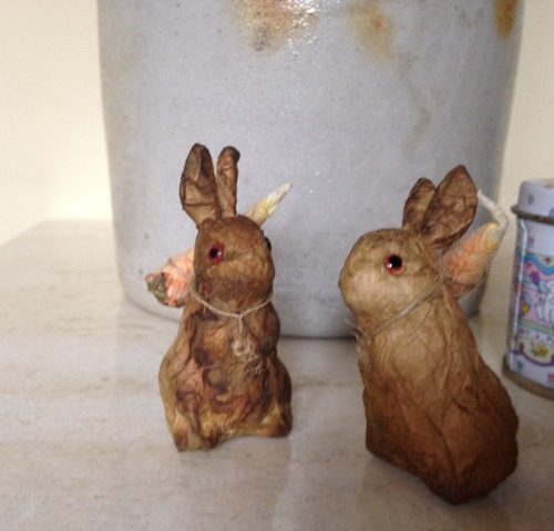 Vintage stel paas haasjes van papier met “echte” oogjes