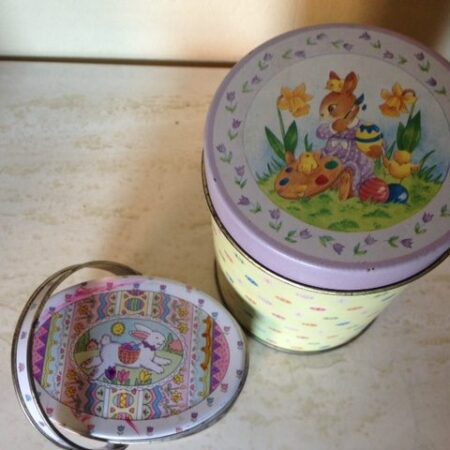 Vrolijk vintage kinder blikje voor paaseitjes