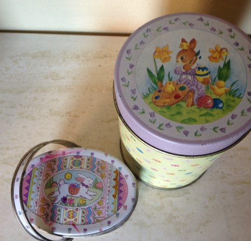 Vrolijk vintage kinder blikje voor paaseitjes
