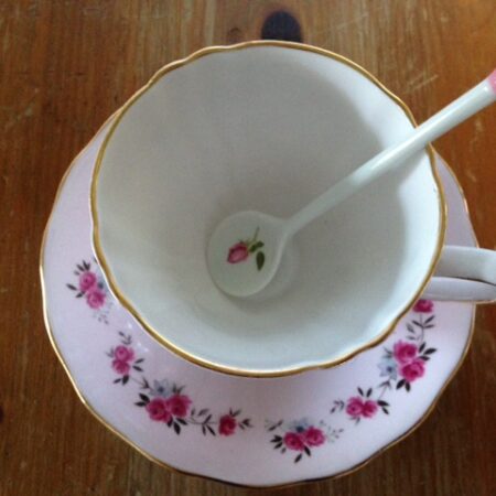 Engelse kop en schotel met roze roosjes Ridgway Potteries ltd.