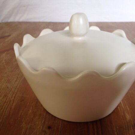 Retro wit plateel koekdoos met deksel uit de sixty's