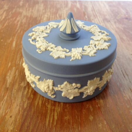 Wedgwood Jasper-ware dekseldoosje 1969