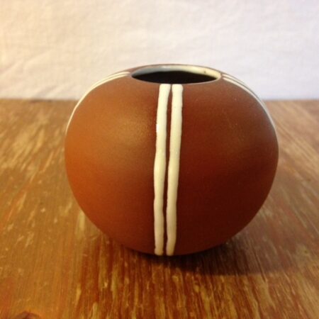 Klein design vaasje van terracotta met witte geglazuurde banden