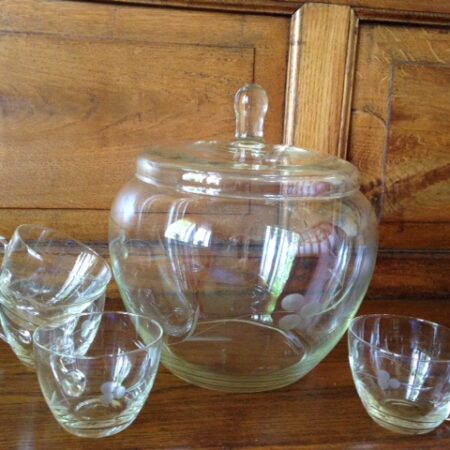 Glazen geetste bowlpot met 4 bekers uit de sixty's