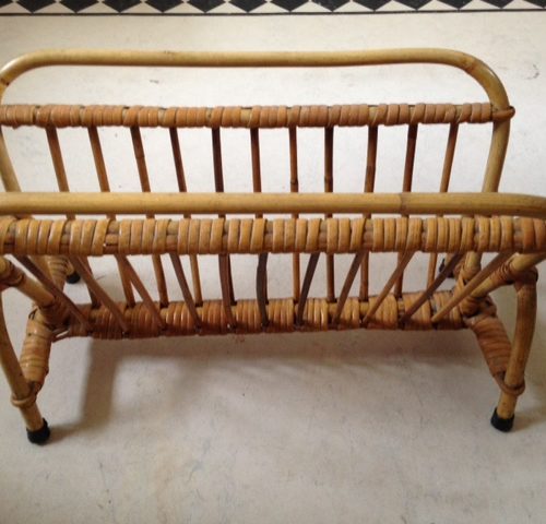 Vintage rotan lectuurbak uit de sixty’s