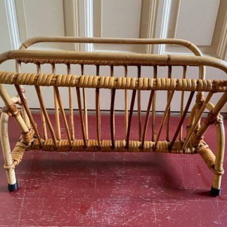 Vintage rotan lectuurbak uit de sixty's