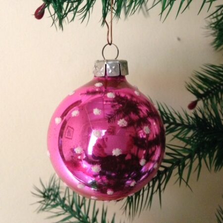 Knal roze polka dot kerstbal van dun geblazen glas uit de jaren 1970