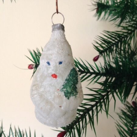 Antieke kerstman van glas en bedekt met glasgruis