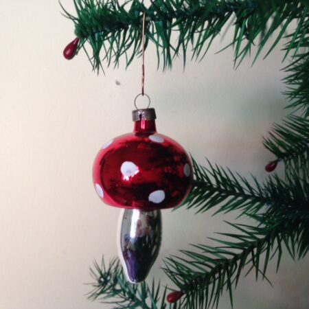 Oude kerstbal een paddenstoel rood met witte stippen uit omstreeks 1950