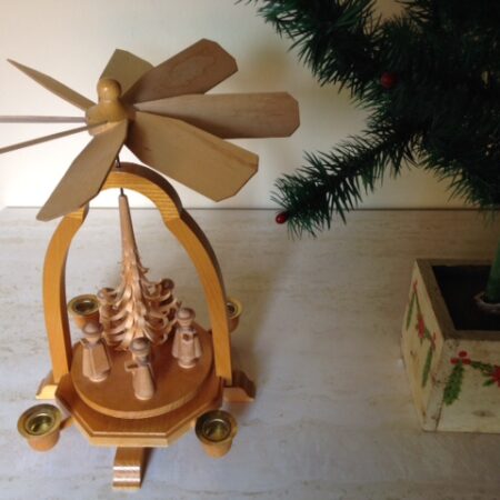 Uit het Erzgebirge een Kerst pyramide of caroussel met wijze mannen
